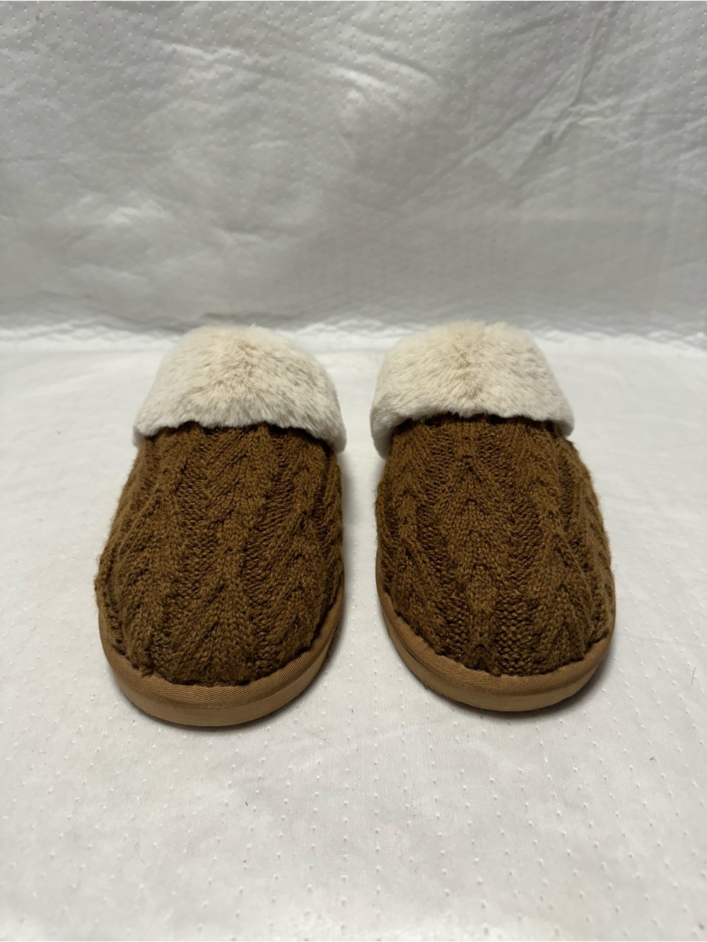 Cozy Cable-Knit Women’s Slip-On Slippers in Brown with Faux-Fur Collar